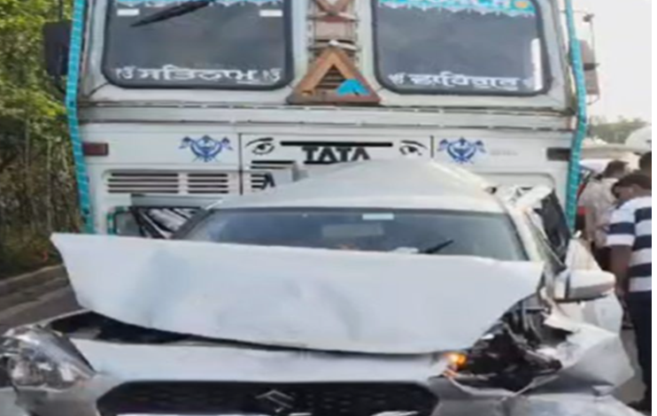 सड़क हादसा, तीन कार और एक ट्रक की हुई टक्कर 1 सड़क हादसा तीन कार और एक ट्रक की हुई टक्कर