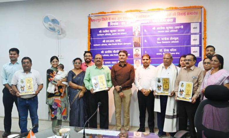 सेवानिवृत्त अधिकारियों की जिला कार्यालय में सामूहिक बिदाई