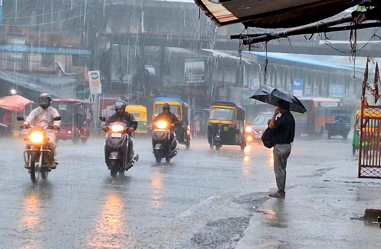 कई राज्यों में मौसम ने मचाई तबाहीकईयों के घर उजड़े