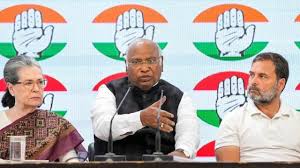 कांग्रेस मुख्यालय में खड़गे और राहुल गांधी ने की बैठकमोदी