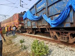 नमक से भरी मालगाड़ी के 2 डिब्बे पटरी से उतरे