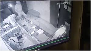 बदमाशों के निशाने पर ज्वेलरी शॉप आधी रात शटर तोड़कर