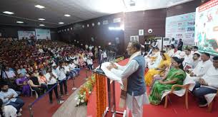 बीजेपी सरकार तेंदूपत्ता तोड़ाई के लिए आदवासियों को फिर चरण
