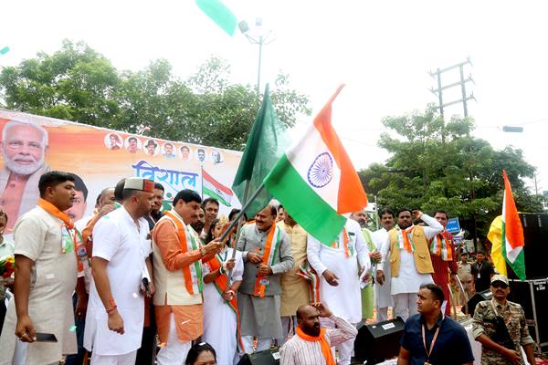 मुख्यमंत्री डॉ यादव ने भारत माता की प्रतिमा पर पुष्पांजलि