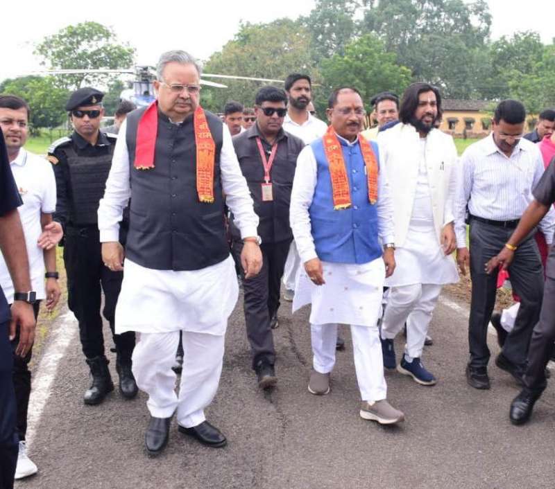 मुख्यमंत्री साय के राजनांदगांव हेलीपेड पहुंचने पर जनप्रतिनिधियों ने किया