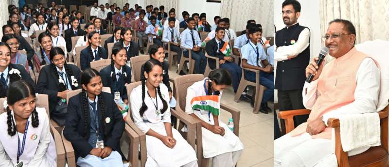 हवाई यात्रा कर रायपुर पहुंचे बीजापुर के मेधावी विद्यार्थियों में
