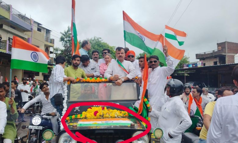 MP: स्कूल शिक्षा मंत्री उदय राव की मौजूदगी में तिरंगे का अपमान...! जीप के बोनट पर चिपकाया, ध्वज संहिता का उल्लंघन 1 IMG 20240811 WA0013