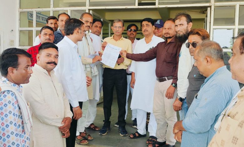 MP: राज्य सूचना आयोग में आयुक्त की नियुक्ति शीघ्र की जाये: पुनीत टंडन<br>कांग्रेस के सूचना का अधिकार प्रकोष्ठ ने जिला स्तर पर आयुक्त <br>की नियुक्ति की मांग को लेकर सौंपे ज्ञापन 1 IMG 20240828 WA0023