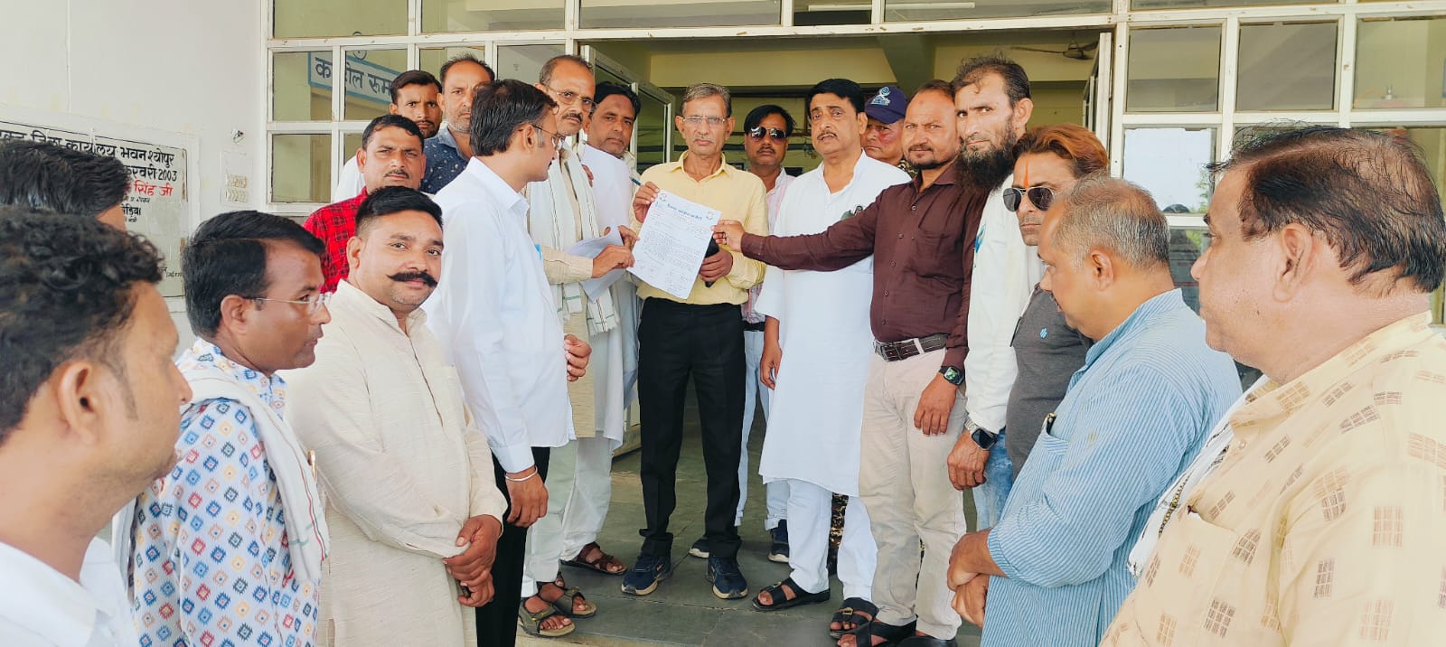 MP: राज्य सूचना आयोग में आयुक्त की नियुक्ति शीघ्र की जाये: पुनीत टंडन<br>कांग्रेस के सूचना का अधिकार प्रकोष्ठ ने जिला स्तर पर आयुक्त <br>की नियुक्ति की मांग को लेकर सौंपे ज्ञापन 6 IMG 20240828 WA0023