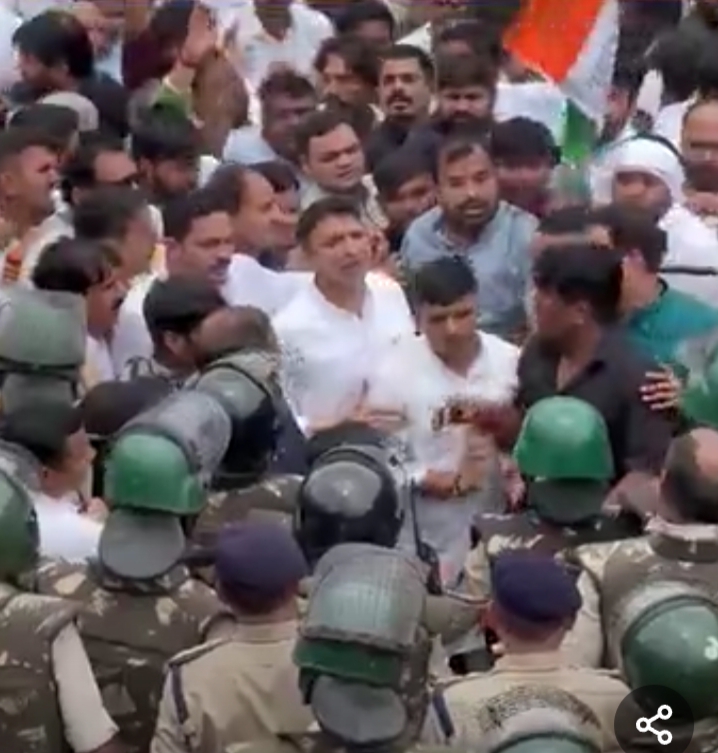 MP: इंदौर में पुलिस ने कांग्रेसियों को खदेड़ा:सुरक्षाकर्मियों से भिड़े जीतू पटवारी, 10 मिनट चली खींचतान; मीडियाकर्मी घायल 6 IMG 20240806 214450