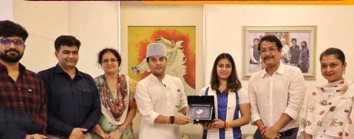 Manu Bhaker: ज्योतिरादित्य सिंधिया से गिफ्ट लेने के लिए मनु भाकर ने उतारी अपनी चप्पलें... 1 IMG 20240810 002409