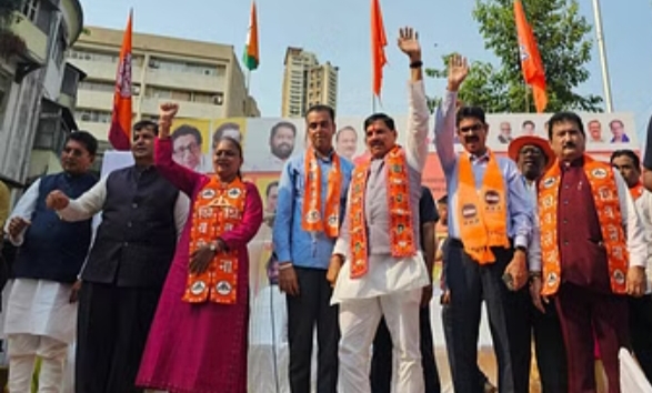 Maharashtra: मुंबई में MP के CM मोहन बोले- महाराष्ट्र में बम गिराने वालों का समर्थन लेकर 'नकली' शिवसेना चुनाव में है 1 IMG 20240811 225557