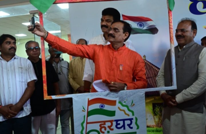 MP: BJP ऑफिस में शुरु हुआ तिरंगा विक्रय काउंटर, डेढ़ करोड घरों में फहरेगा तिरंगा 1 IMG 20240811 225927