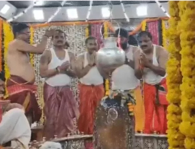 MP: महाकाल के गर्भगृह में एंट्री बैन, बीजेपी प्रदेशाध्यक्ष अंदर पहुंचे:नियम तोड़कर परिवार के साथ की पूजा, कांग्रेस ने कहा-इन्हें रोकने वाला कोई नहीं 6 IMG 20240821 124558