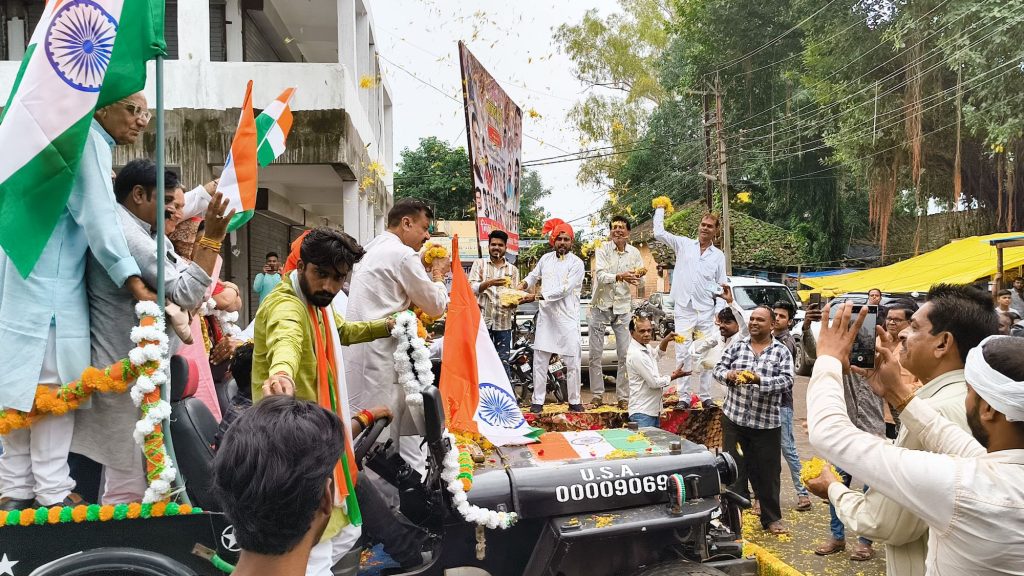 MP: स्कूल शिक्षा मंत्री उदय राव की मौजूदगी में तिरंगे का अपमान...! जीप के बोनट पर चिपकाया, ध्वज संहिता का उल्लंघन 3 img 20240811 wa00162775008074320147914