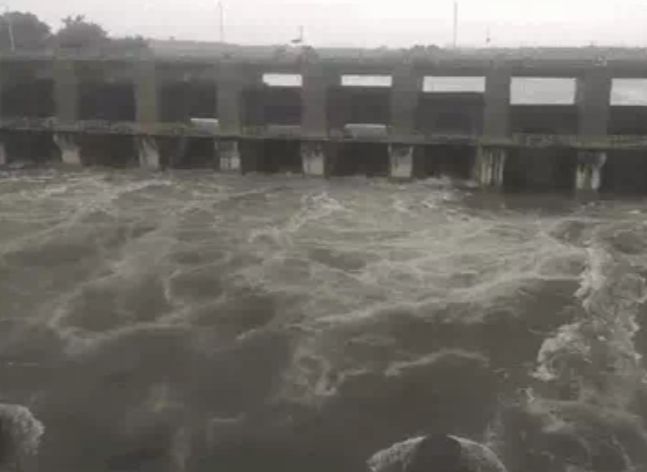 Madhya Pradesh: भारी बारिश के चलते 7 डैम के गेट खोलने पड़े, डिंडौरी में 150 कांवड़ियों ने पार की उफनती नदी, भोपाल में बड़ा तालाब फुल, भदभदा - कलियासोत डैम के गेट खुले 3 img 20240802 1536355535386542105218482