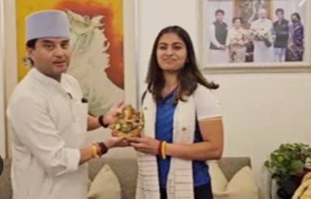 Manu Bhaker: ज्योतिरादित्य सिंधिया से गिफ्ट लेने के लिए मनु भाकर ने उतारी अपनी चप्पलें... 2 img 20240810 0024227612020680530601241