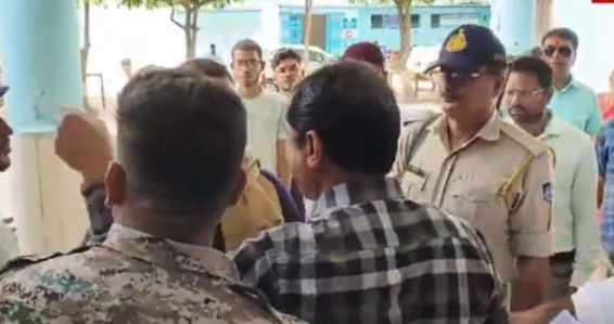 MP Bhind Collector: चुप बे.. बेवकूफ कहीं का... अस्पताल में मरीज के पति से कलेक्टर की हो गई जोरदार बहस 2 img 20240826 200901760777727541861622