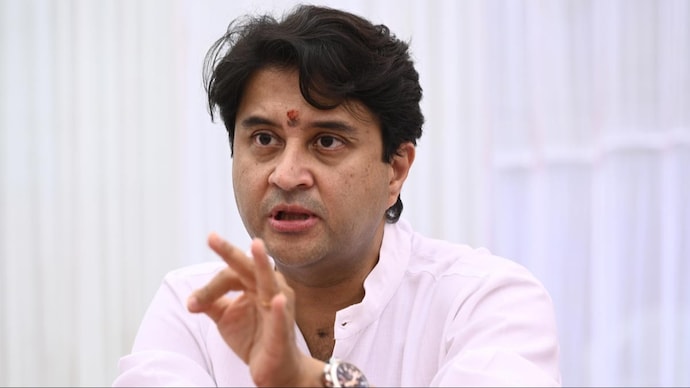 MP: सिंधिया ने दी विपक्ष को उपराष्ट्रपति से माफी मांगने की नसीहत, बोले- ये संविधान का अपमान 1 jyotiraditya scindia 075516171