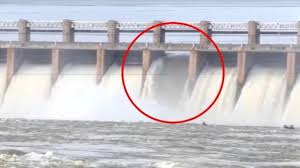 तुंगभद्रा बांध का द्वार टूटा, कृष्णा नदी के किनारे रहने वालों को किया सतर्क 1 तुंगभद्रा बांध का द्वार टूटा कृष्णा नदी के किनारे रहने