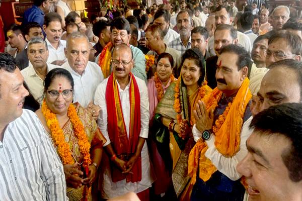 बाबा महाकाल की सवारी की पूजा में शामिल हुए कुटीर एवं ग्रामोद्योग राज्यमंत्री जायसवाल 1 बाबा महाकाल की सवारी की पूजा में शामिल हुए कुटीर
