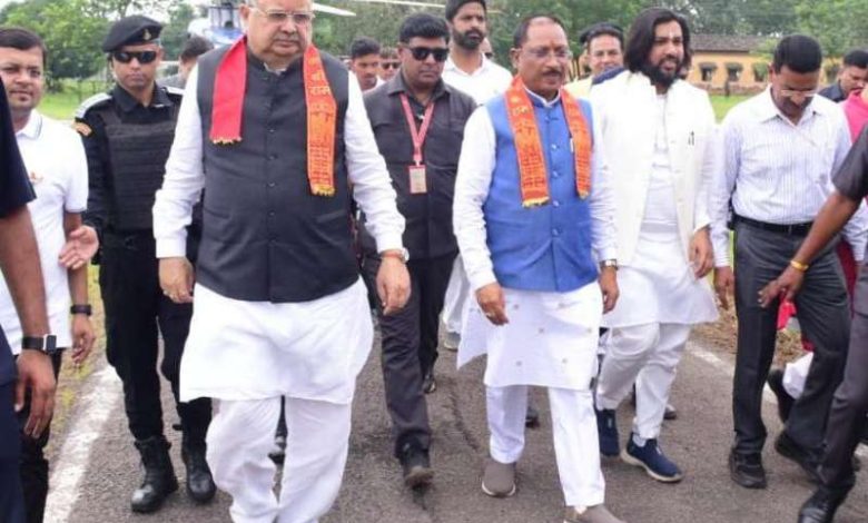 मुख्यमंत्री साय के राजनांदगांव हेलीपेड पहुंचने पर जनप्रतिनिधियों ने किया आत्मीय स्वागत 1 मुख्यमंत्री साय के राजनांदगांव हेलीपेड पहुंचने पर जनप्रतिनिधियों ने किया