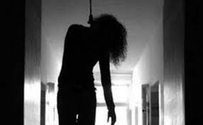 पति काम पर, बच्चे गये थे स्कूल, अकेली महिला ने घर में लगा ली फांसी 1 शादी के नौ माह बाद पॉच माह की गर्भवती महिला