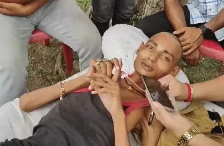 MP: SDM दफ्तर के सामने चारपाई पर मरीज का अनशन:बोला- इलाज कराओ या इच्छामृत्यु दो; शिवराज ने दिया था इलाज का आश्वासन 1 IMG 20240927 163740