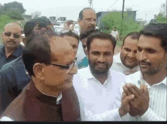 Shivraj Singh Chouhan का काफिला रोका अतिथि शिक्षकों ने, वादा याद दिलाया 6 IMG 20240929 204256