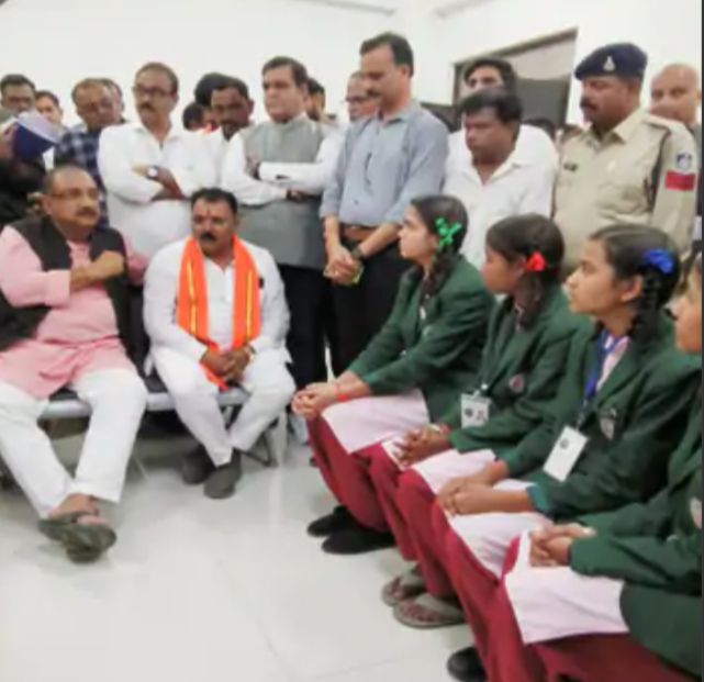 MP: 8 किमी पैदल चलकर कलेक्ट्रेट पहुंचीं छात्राएं, हॉस्टल अधीक्षिका सस्पेंड, प्रिंसिपल को नोटिस 3 img 20240924 2319546750802032944814845