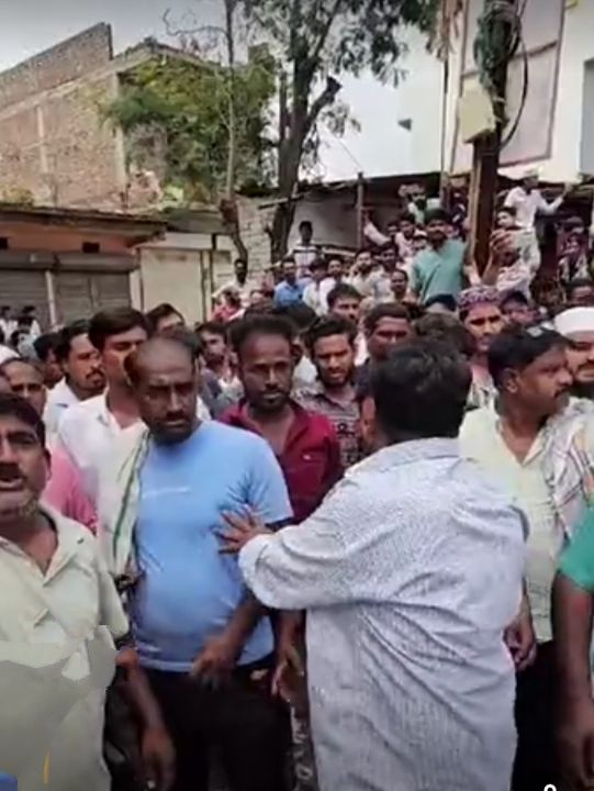 MP: मक्सी में बाजार बंद, स्कूलों की छुट्टी, 4 जिलों का पुलिस फोर्स तैनात, दो पक्षों में हुआ था पथराव-फायरिंग 2 img 20240926 1508174209599223160751736
