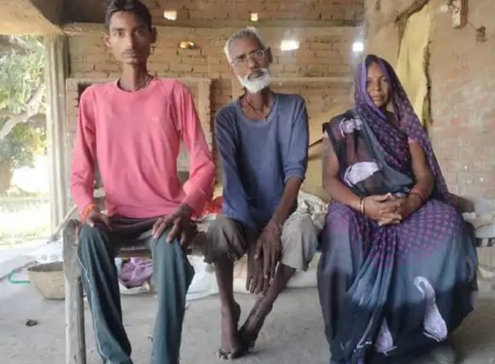 MP: SDM दफ्तर के सामने चारपाई पर मरीज का अनशन:बोला- इलाज कराओ या इच्छामृत्यु दो; शिवराज ने दिया था इलाज का आश्वासन 2 img 20240927 1637558388469606027858869