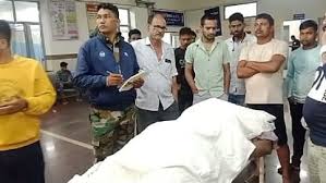तेज रफ्तार ट्रेलर ने बाइक सवार युवकों को मारी टक्कर, एक की हुई मौत और दूसरा घायल 1 तेज रफ्तार ट्रेलर ने बाइक सवार युवकों को मारी टक्कर