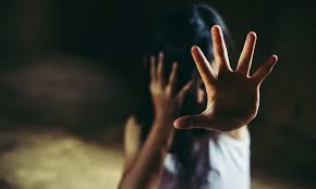 बहन के साथ स्कूल आई 5 साल की मासूम बच्ची को प्राचार्य ने जड़ा तमाचा 1 बहन के साथ स्कूल आई 5 साल की मासूम बच्ची