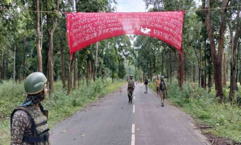 बैनर-पोस्टर लगा कर कोलकाता रेप और मर्डर का नक्सलियों ने जताया विरोध, दोषियों को फांसी देने की मांग 1 बैनर पोस्टर लगा कर कोलकाता रेप और मर्डर का नक्सलियों ने