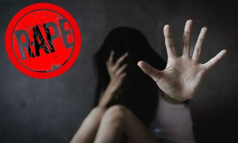 चौथी कक्षा की छात्रा से बलात्कार के बाद हत्या, उग्र भीड़ ने पुलिस चौकी में लगाई आग 1 रेप के बाद गला दबाकर की थी मासूम की हत्या