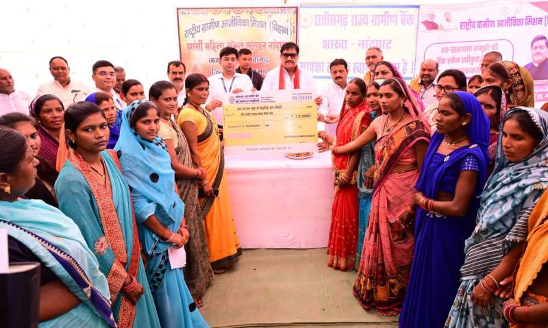 खाद्य मंत्री बघेल ने स्व-सहायता समूह की महिलाओं को 3.50 करोड़ रूपये के ऋण स्वीकृति का चेक वितरित किया 6 खाद्य मंत्री बघेल ने स्व सहायता समूह की महिलाओं को 350