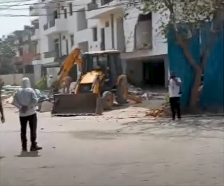 दिल्ली की कॉलोनी पर सरकारी कार्रवाई घरों पर चलेगा बुलडोजर