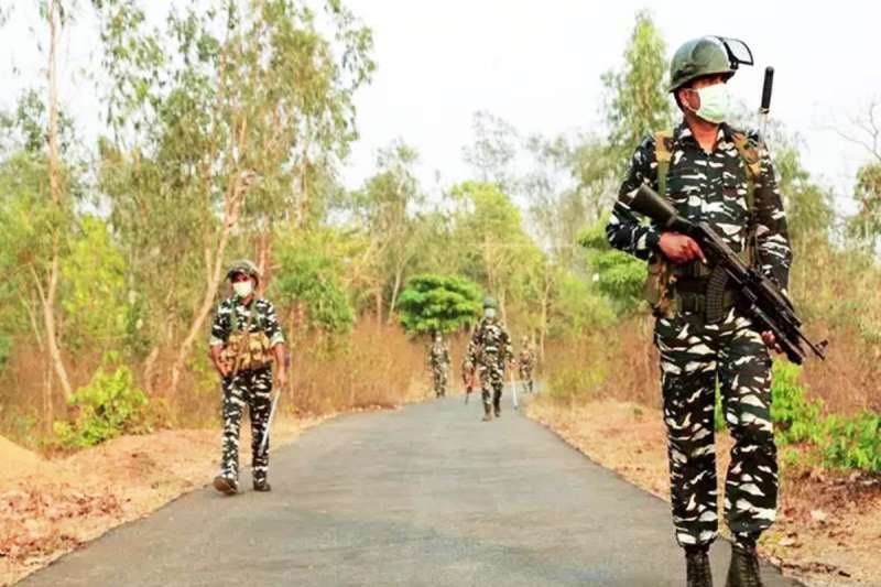 दिवाली से पहले सुरक्षाबलों को मिली बड़ी कामयाबी तीन इनामी