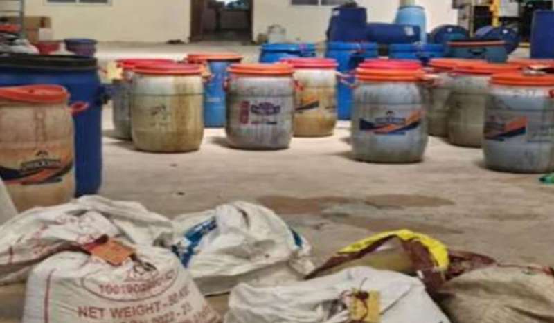 पांच दिन से फरार आरोपी ने थाने के सामने खुद