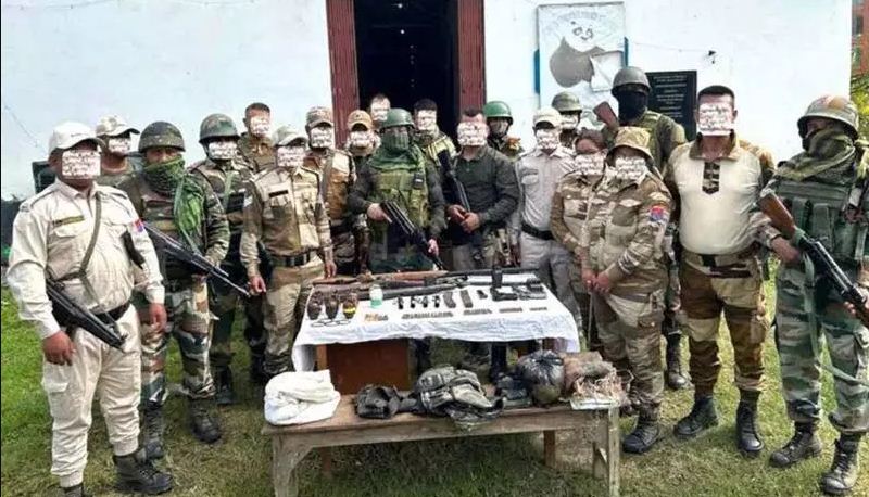 मणिपुर में पुलिस सर्च अभियान में भारी मात्रा में हथियार