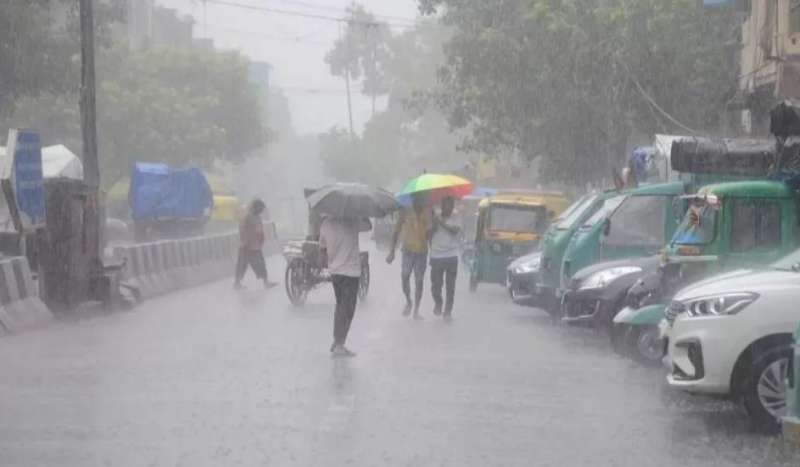 मुंबई में अचानक बदला मौसम भारी बारिश से कई क्षेत्रों