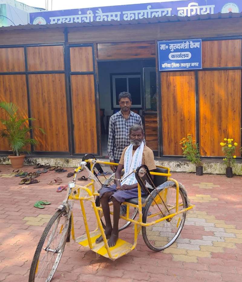 मुख्यमंत्री विष्णु देव साय की पहल से रातु राम को मिला तत्काल ट्राई सायकल 6 मुख्यमंत्री विष्णु देव साय की पहल से रातु राम को