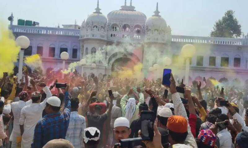 हिंदू मुस्लिम दरगाह और मंदिर जाकर एक साथ मनाते हैं उत्सव