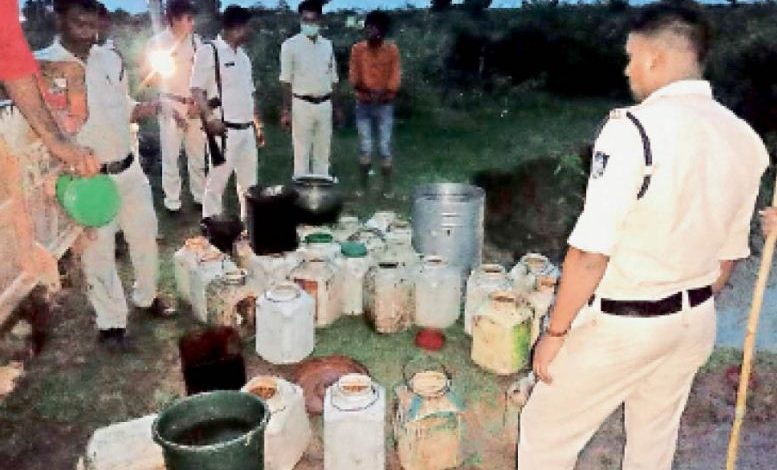 80 लीटर अवैध महुआ शराब जब्त 1 80 लीटर अवैध महुआ शराब जब्त