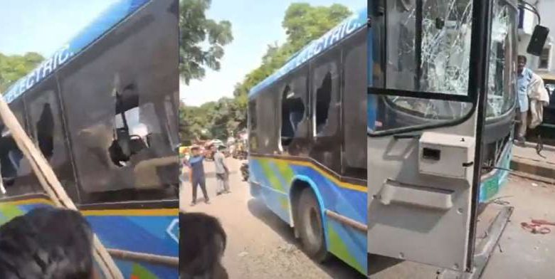 DTC इलेक्ट्रिक बस की चपेट में आई 12 वर्षीय बच्ची की दर्दनाक मौत, गुस्साए लोगों ने बस में की तोड़फोड़ 1 DTC इलेक्ट्रिक बस की चपेट में आई 12 वर्षीय बच्ची