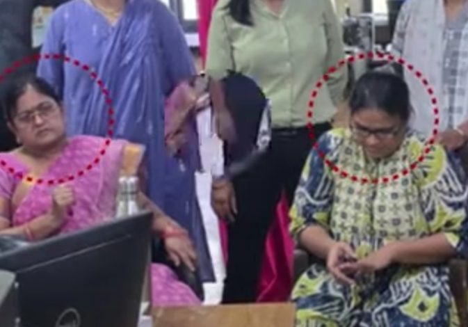 MP: दो महिला अफसरों ने एक साथ ली रिश्वत, उज्जैन में ऑफिस बुलाकर लिए रुपए, रंगेहाथ पकड़ाई तो सिर पकड़कर रोने लगी 1 IMG 20241003 235308