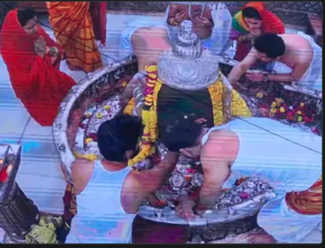 MP: महाकाल के गर्भगृह में घुसे महाराष्ट्र के सीएम के बेटे, सांसद श्रीकांत शिंदे पत्नी और दो लोगों को साथ ले गए 6 IMG 20241018 143509