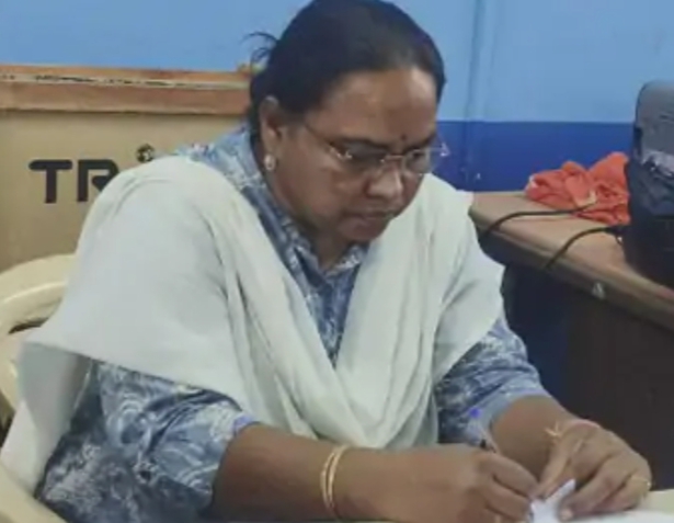 MP: एक लाख रुपए रिश्वत लेते लेडी अफसर गिरफ्तार:इंदौर में दफ्तर की पार्किंग में लिए पैसे; रेवेन्यू इंस्पेक्टर भी 40 हजार रु. की रिश्वत लेते पकड़ाया 8 IMG 20241018 213619