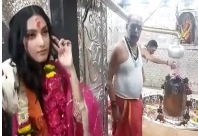 MP: महाकाल के सामने ताज पहनकर पहुंचीं मिस इंडिया वर्ल्ड, विरोध शुरू, छिड़ा विवाद 1 IMG 20241028 161213